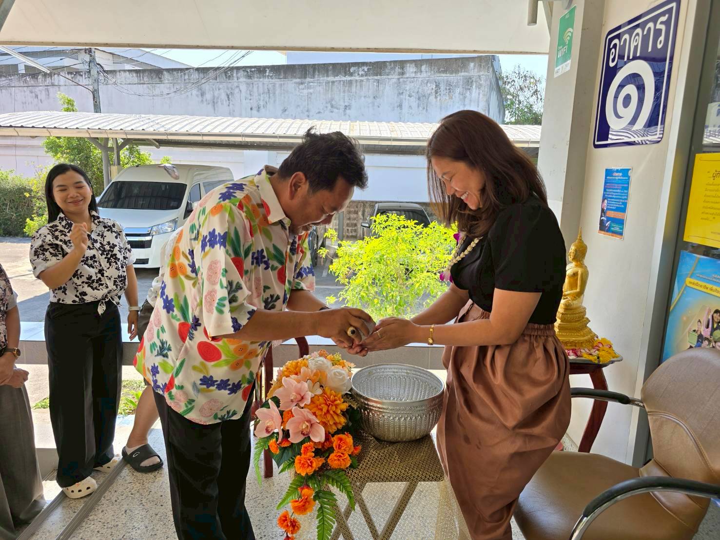 title - สำนักงานการปฏิรูปที่ดินจังหวัดเพชรบุรี ร่วมสืบสานวัฒนธรรม ประเพณีวันสงกรานต์ สรงน้ำพระและ รดน้ำขอพรปฏิรูปที่ดินจังหวัดเพชรบุรี